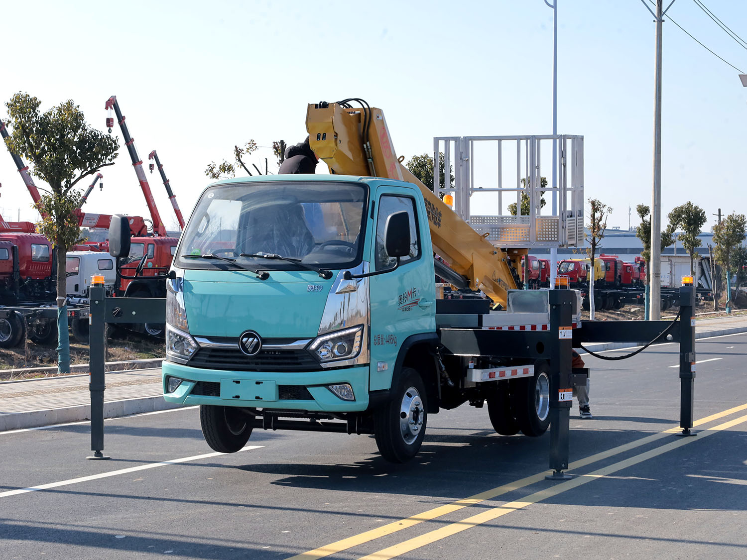 福田奥铃M卡蓝牌27米高空作业车