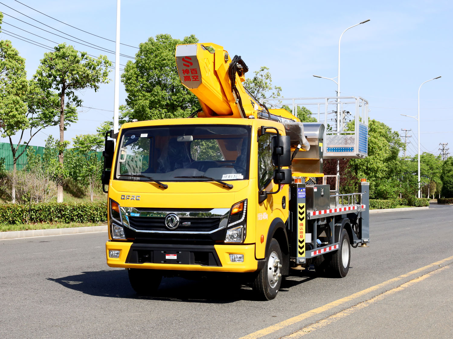 神百重工GKS35蓝牌35米高空作业车（多利卡重载）