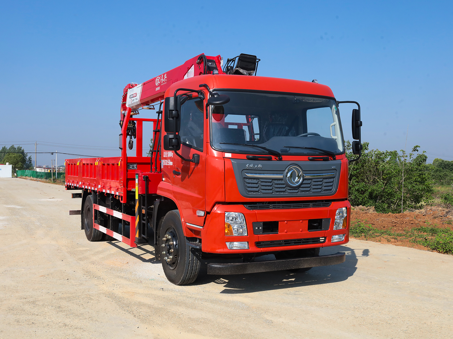 东风天锦单桥搭载长兴8吨5节